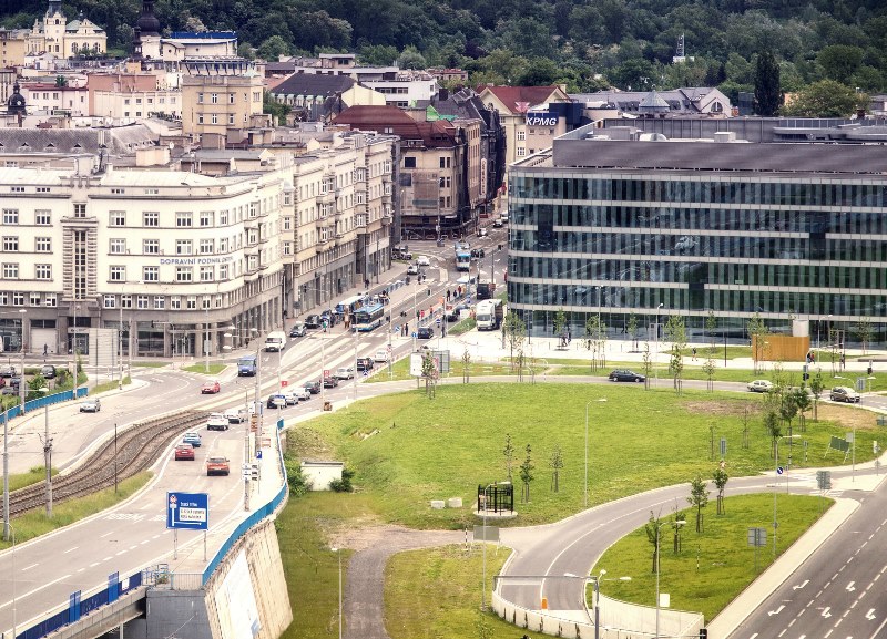 Nová budova vznikne mezi Frýdlantskými mosty a komunikací, která směřuje k podzemním garážím. Foto: archiv MMO